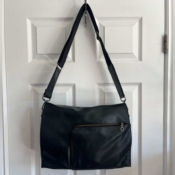 Matt & Nat vegan leather messenger bag - Picture 1 of 10